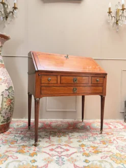 BUREAU DE PENTE DE MILIEU EN ACAJOU DE STYLE LOUIS XVI XIX EME SIÈCLE