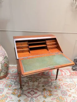 BUREAU DE PENTE DE MILIEU EN ACAJOU DE STYLE LOUIS XVI XIX EME SIÈCLE