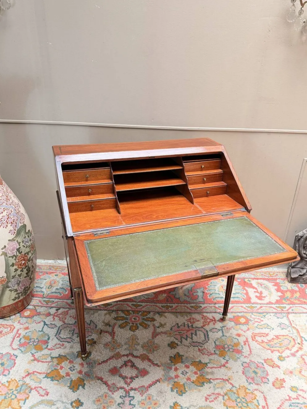 BUREAU DE PENTE DE MILIEU EN ACAJOU DE STYLE LOUIS XVI XIX EME SIÈCLE
