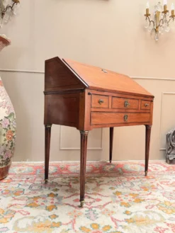 BUREAU DE PENTE DE MILIEU EN ACAJOU DE STYLE LOUIS XVI XIX EME SIÈCLE
