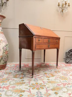 BUREAU DE PENTE DE MILIEU EN ACAJOU DE STYLE LOUIS XVI XIX EME SIÈCLE