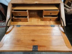 Bureau de pente en merisier blond