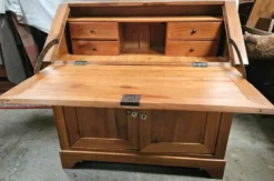 Bureau de pente en merisier blond