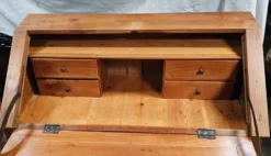 Bureau de pente en merisier blond