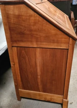 Bureau de pente en merisier blond