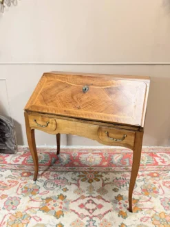 BUREAU DE PENTE EN NOYER D’ÉPOQUE LOUIS XV XVIII EME SIÈCLE