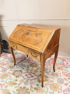 BUREAU DE PENTE EN NOYER D’ÉPOQUE LOUIS XV XVIII EME SIÈCLE