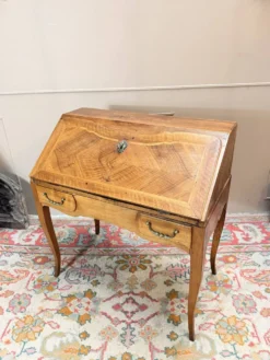 BUREAU DE PENTE EN NOYER D’ÉPOQUE LOUIS XV XVIII EME SIÈCLE
