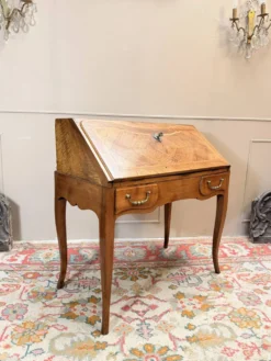 BUREAU DE PENTE EN NOYER D’ÉPOQUE LOUIS XV XVIII EME SIÈCLE