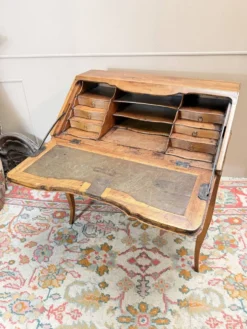 BUREAU DE PENTE EN NOYER D’ÉPOQUE LOUIS XV XVIII EME SIÈCLE