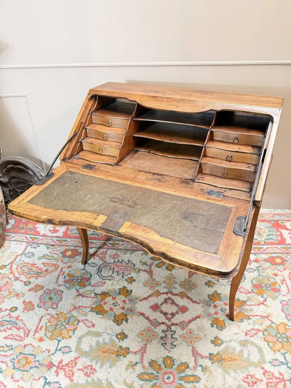 BUREAU DE PENTE EN NOYER D’ÉPOQUE LOUIS XV XVIII EME SIÈCLE