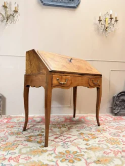 BUREAU DE PENTE EN NOYER D’ÉPOQUE LOUIS XV XVIII EME SIÈCLE