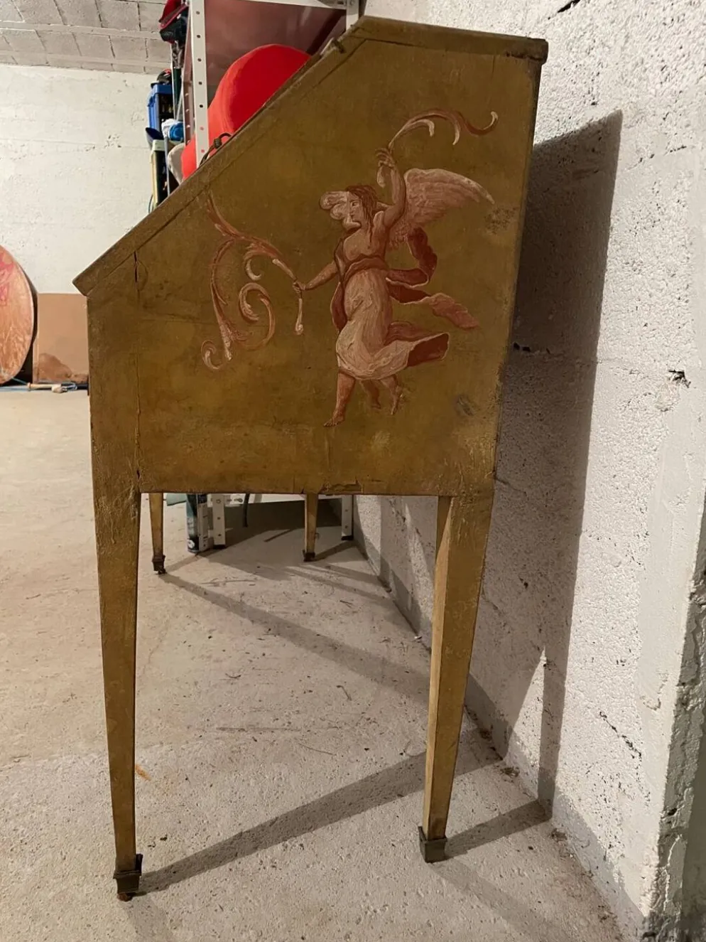 Bureau de pente vénitien du XVIIIe à décor de grotesques