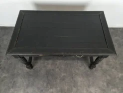 Bureau de style Louis XIII en bois noirci pieds tournés deux tiroirs