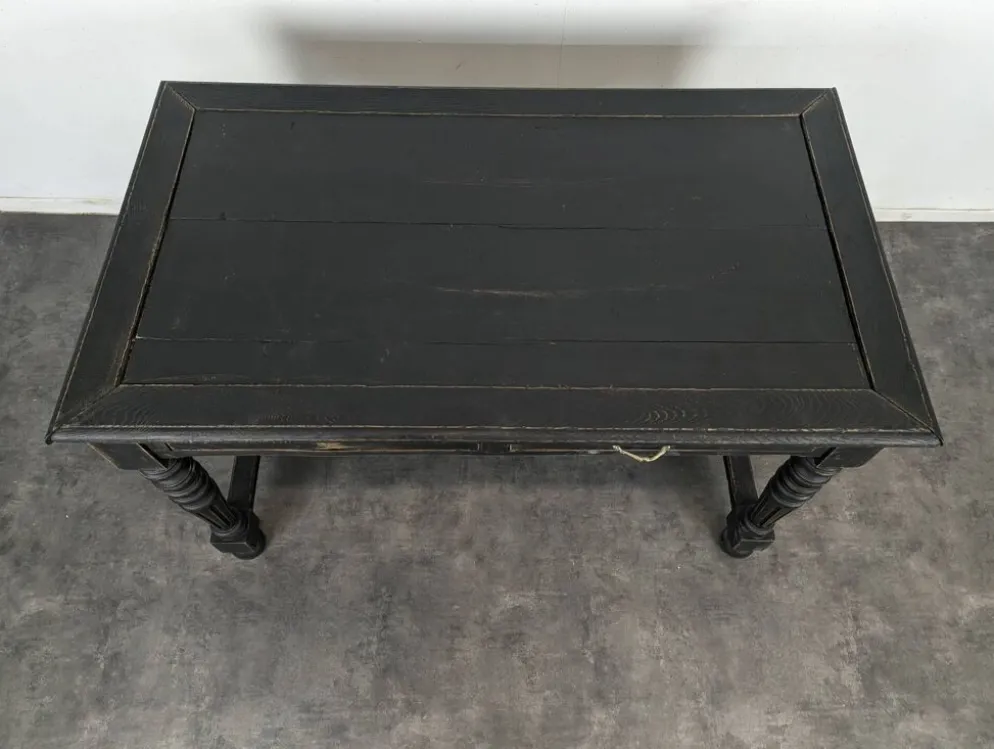 Bureau de style Louis XIII en bois noirci pieds tournés deux tiroirs
