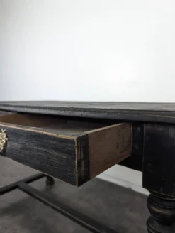 Bureau de style Louis XIII en bois noirci pieds tournés deux tiroirs