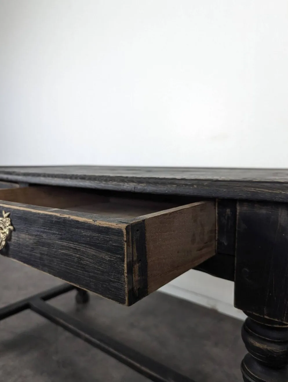 Bureau de style Louis XIII en bois noirci pieds tournés deux tiroirs