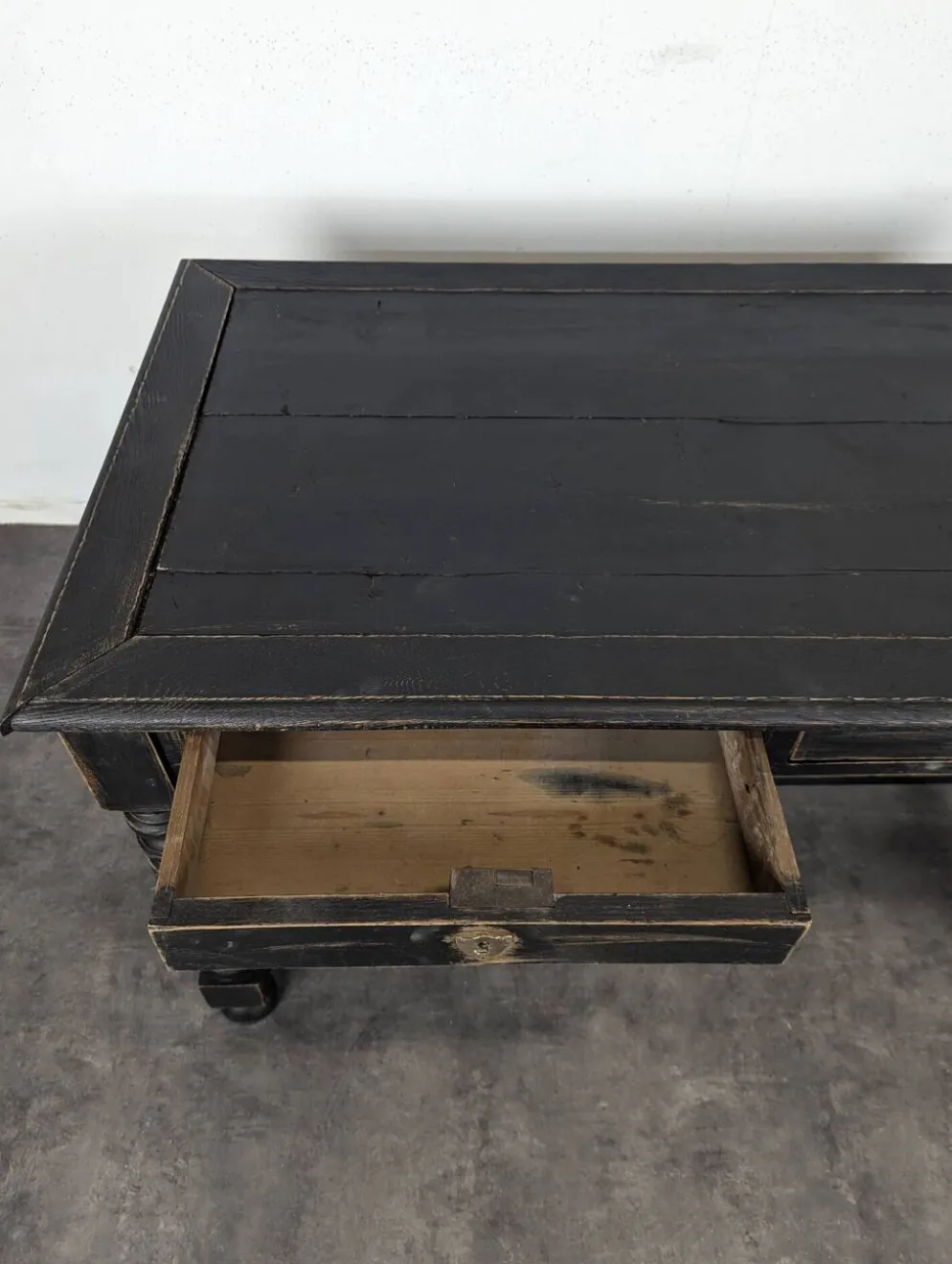 Bureau de style Louis XIII en bois noirci pieds tournés deux tiroirs