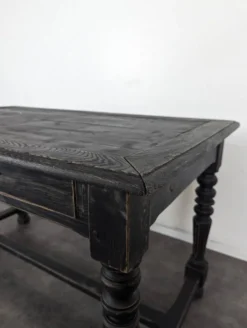 Bureau de style Louis XIII en bois noirci pieds tournés deux tiroirs