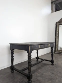 Bureau de style Louis XIII en bois noirci pieds tournés deux tiroirs