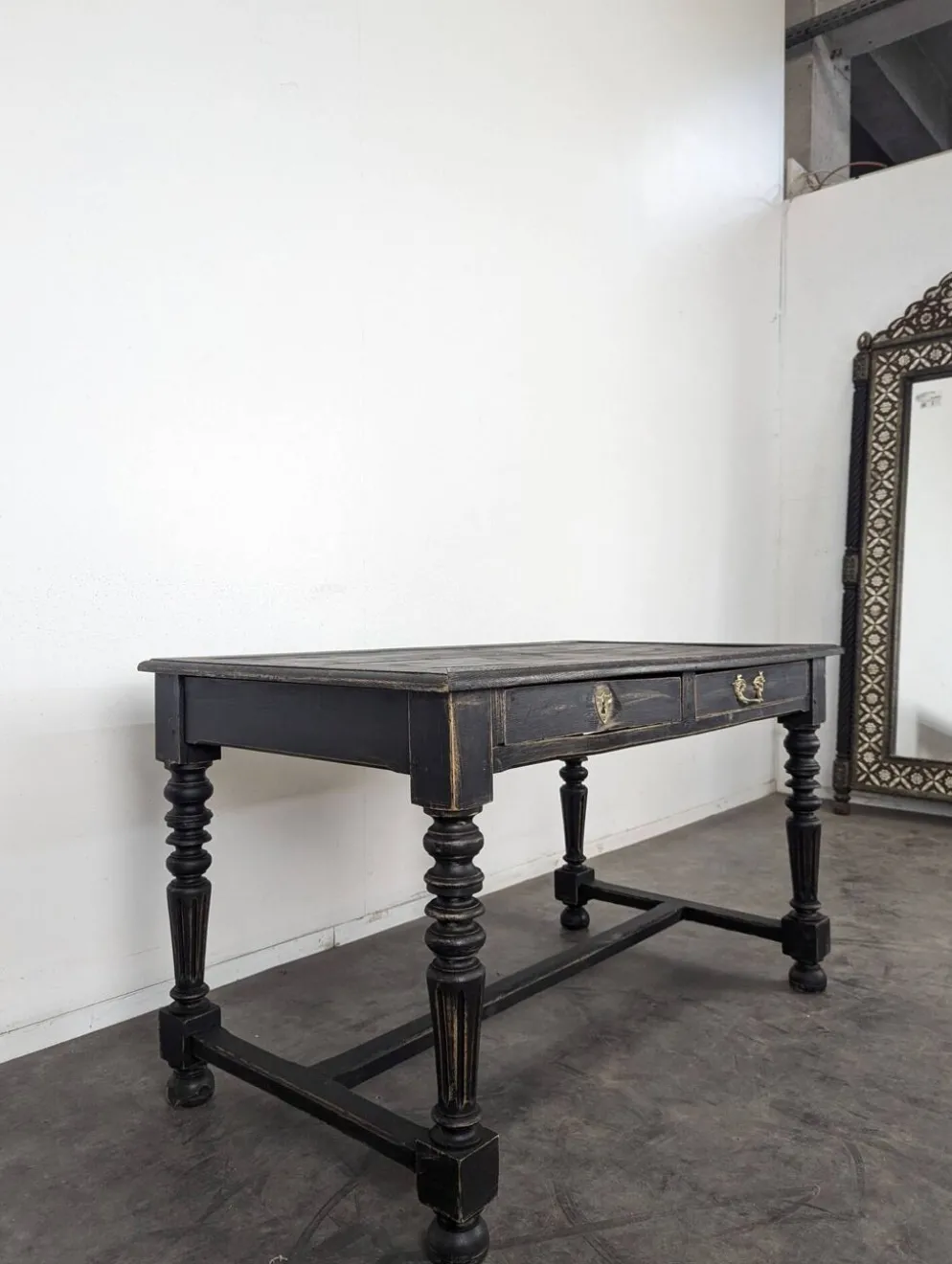 Bureau de style Louis XIII en bois noirci pieds tournés deux tiroirs