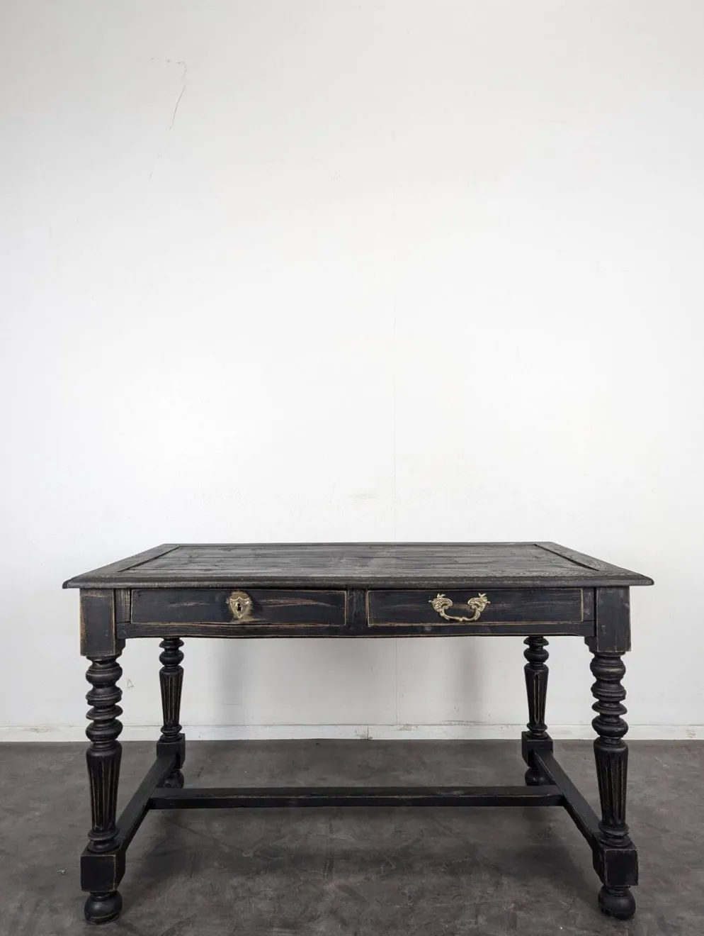 Bureau de style Louis XIII en bois noirci pieds tournés deux tiroirs