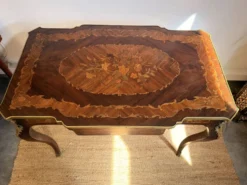 Bureau de style Louis XV marqueté à décor floral – Un tiroir
