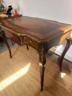 Bureau de style Louis XV marqueté à décor floral – Un tiroir