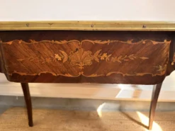 Bureau de style Louis XV marqueté à décor floral – Un tiroir