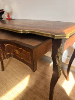Bureau de style Louis XV marqueté à décor floral – Un tiroir