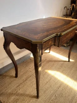 Bureau de style Louis XV marqueté à décor floral – Un tiroir