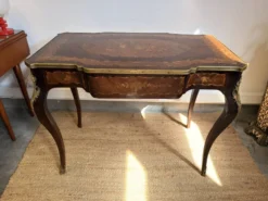 Bureau de style Louis XV marqueté à décor floral – Un tiroir