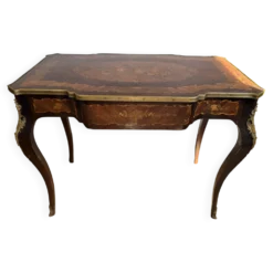 Bureau de style Louis XV marqueté à décor floral – Un tiroir