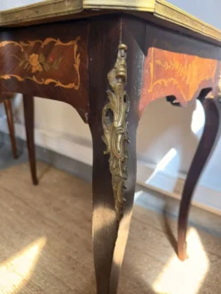 Bureau de style Louis XV marqueté à décor floral – Un tiroir