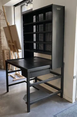Bureau de tri postal avec la partie haute coulissante d'avant en arrière