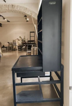 Bureau de tri postal avec la partie haute coulissante d'avant en arrière