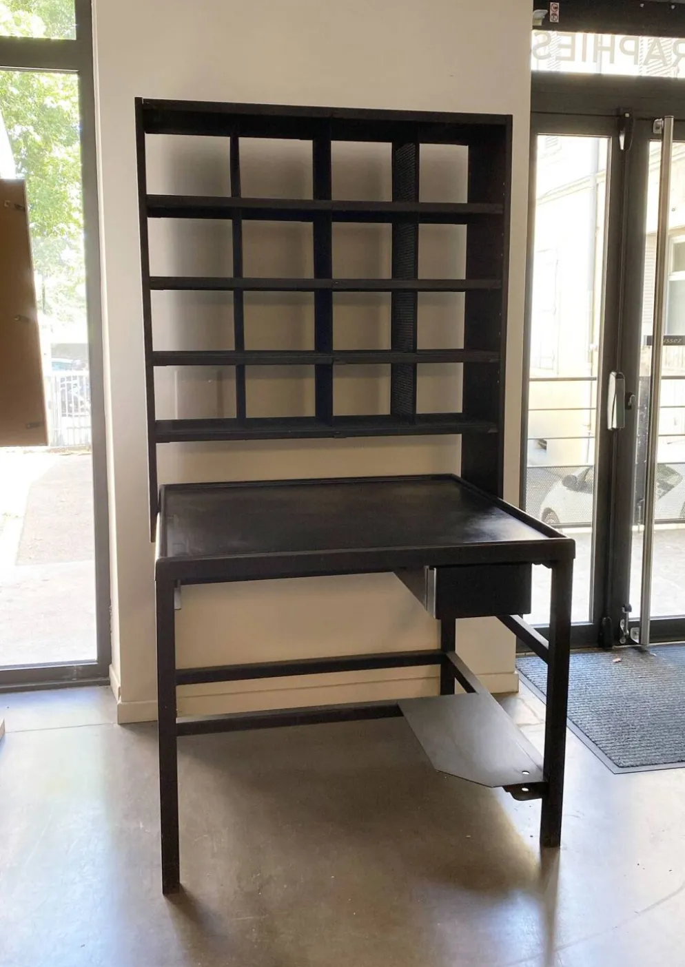 Bureau de tri postal avec la partie haute coulissante d'avant en arrière