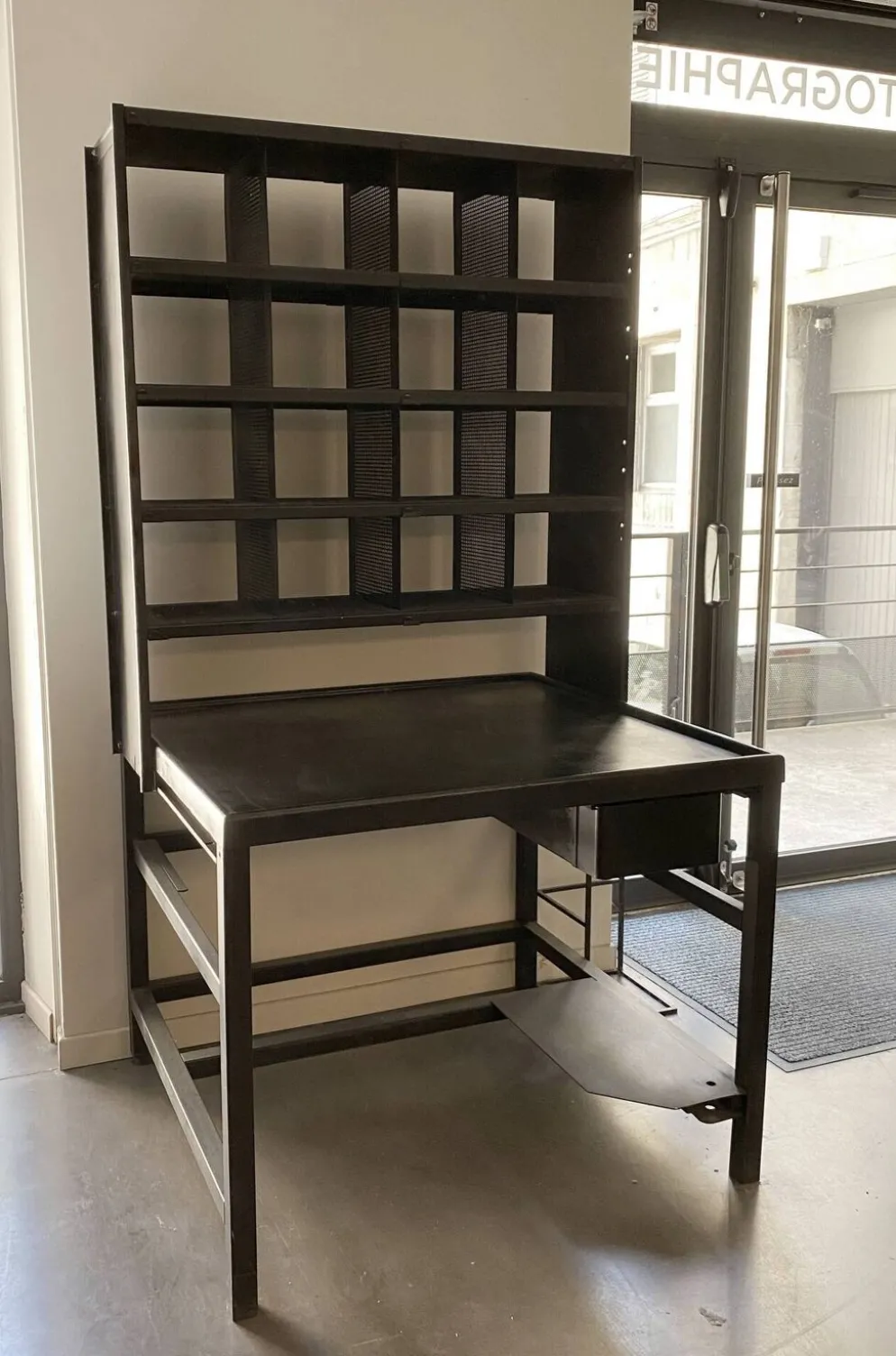 Bureau de tri postal avec la partie haute coulissante d'avant en arrière