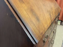 Bureau dos d'âne anglais Georgien datant du XIXème siècle, acajou et chêne