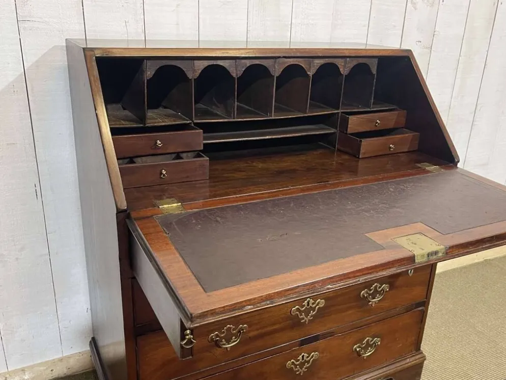 Bureau dos d'âne anglais Georgien datant du XIXème siècle, acajou et chêne
