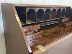 Bureau dos d'âne anglais Georgien datant du XIXème siècle, acajou et chêne