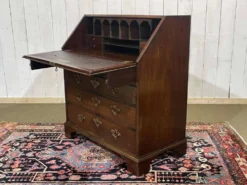 Bureau dos d'âne anglais Georgien datant du XIXème siècle, acajou et chêne