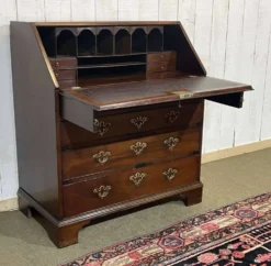 Bureau dos d'âne anglais Georgien datant du XIXème siècle, acajou et chêne