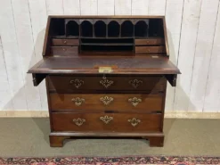 Bureau dos d'âne anglais Georgien datant du XIXème siècle, acajou et chêne