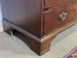 Bureau dos d'âne anglais Georgien datant du XIXème siècle, acajou et chêne