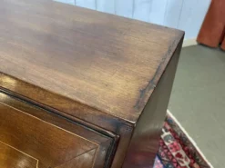 Bureau dos d'âne anglais Georgien datant du XIXème siècle, acajou et chêne