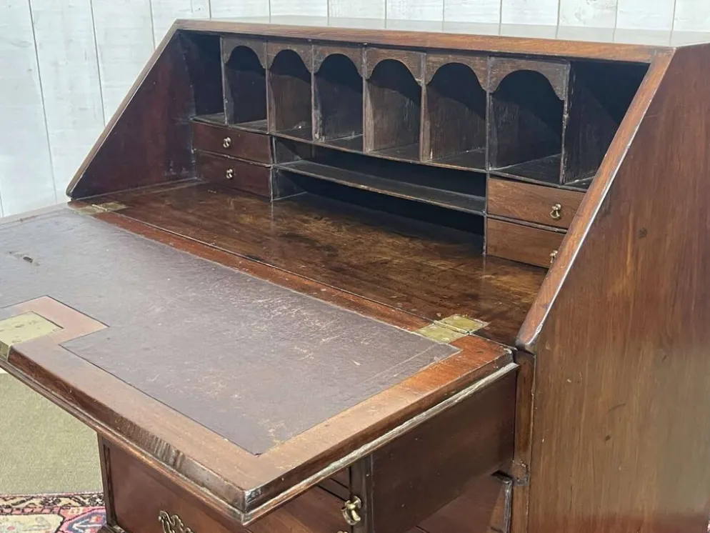 Bureau dos d'âne anglais Georgien datant du XIXème siècle, acajou et chêne