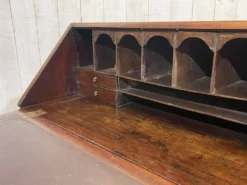 Bureau dos d'âne anglais Georgien datant du XIXème siècle, acajou et chêne