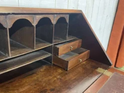 Bureau dos d'âne anglais Georgien datant du XIXème siècle, acajou et chêne