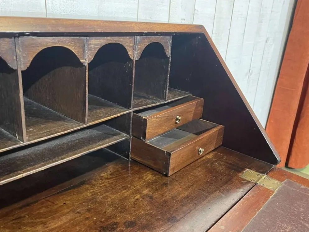 Bureau dos d'âne anglais Georgien datant du XIXème siècle, acajou et chêne